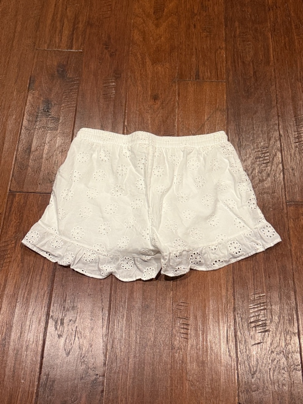 Never Worn! Medium URBAN Romantics White Eyelet Ruffle Shorts Lightweight - Picture 5 of 6